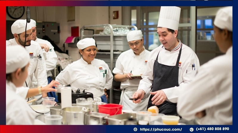 Sinh viên có thể làm thêm để tự trang trải học phí và sinh hoạt